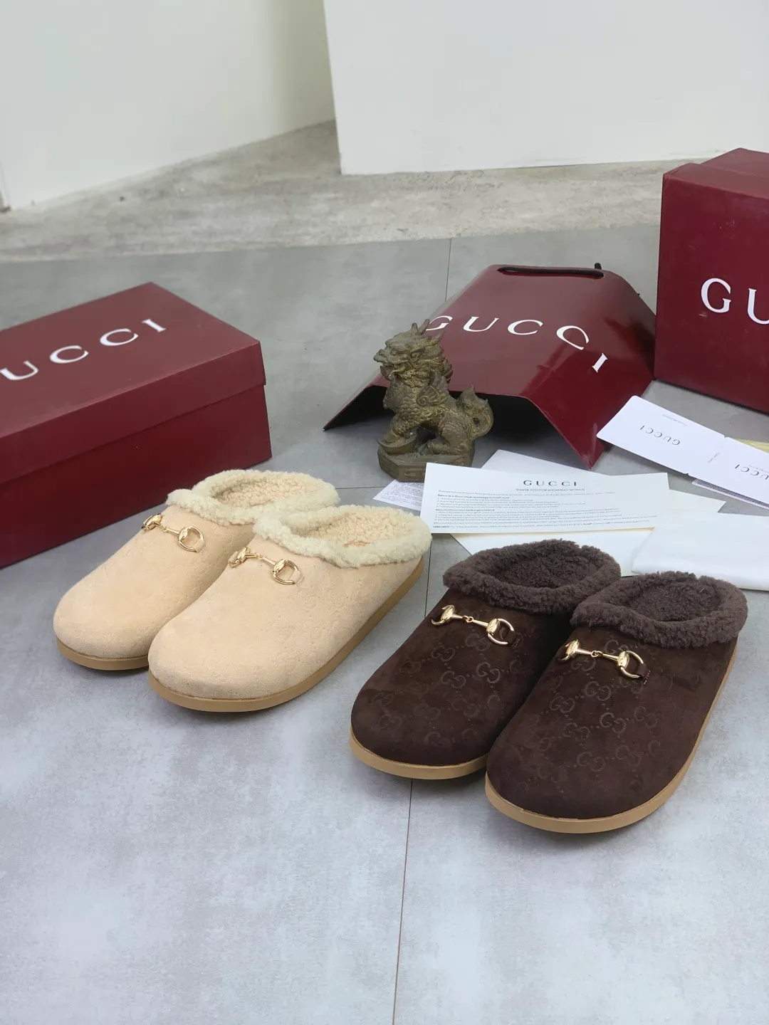 Men's shoes 💰P400 [New style] 💰 Women's half-flop 🆘 "Real wool" [GUCCI] 👉 Popular men's shoes official website synchronization 🔰 Quality [proud] is not comparable to the imitations in the general market 🌀 The upper is imported Italian frosted cowhide, and the lining: foot pad 🅰️ grade 🐑 real wool 👻 Only Grade A can show the effect The hand feels smooth and delicate 🔱The shoe shape is grand, only the factory can achieve it 🎄The perfect toughness of the original outsole 👻⬛️Only allows customers to bid farewell to one-time consumption. Real wool lining, super warm. 2️⃣Colors available Sizes: 35-44